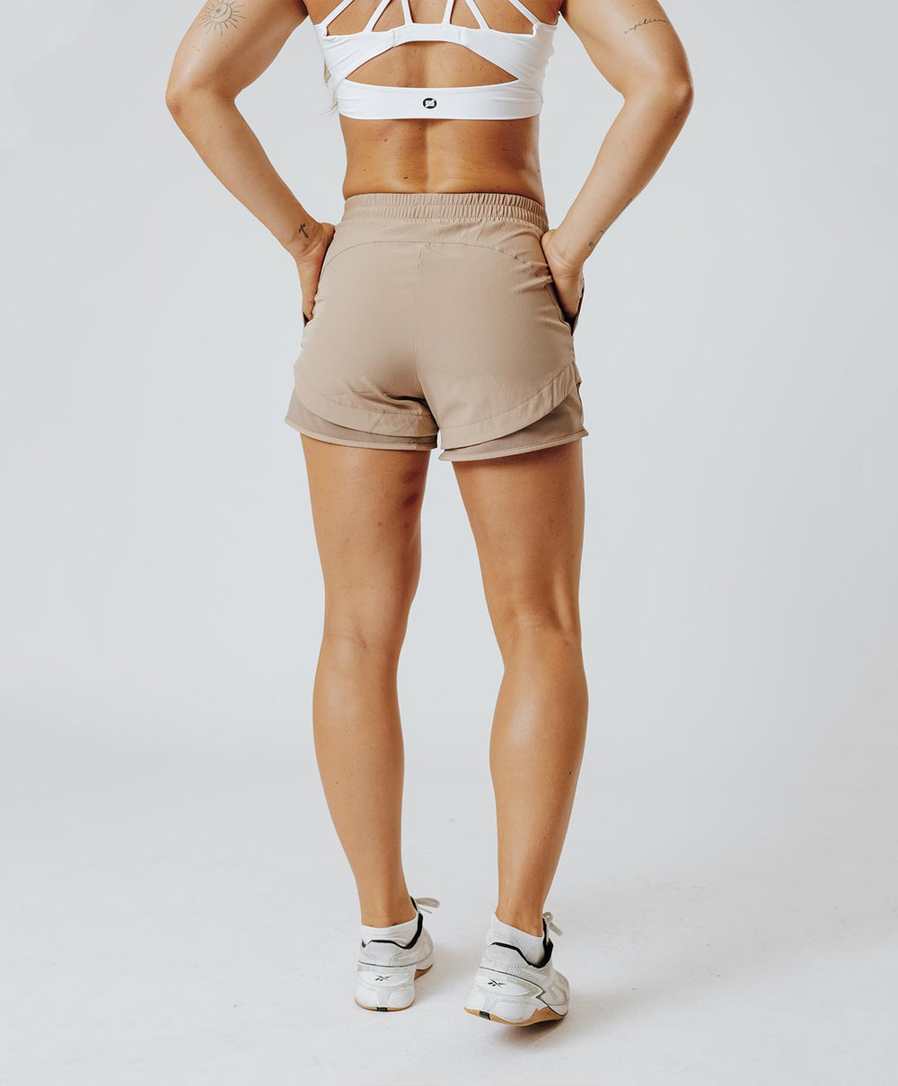 <tc>S</tc>HORT AERING